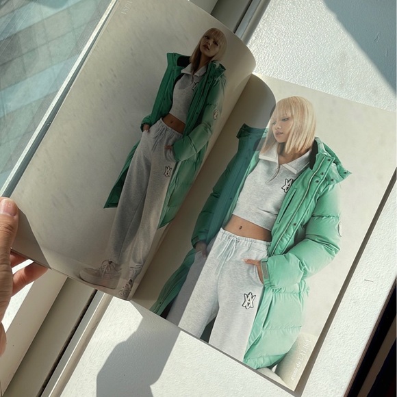 BLACKPINK LISA MAGAZINE BOOK - Picture 4 of 12